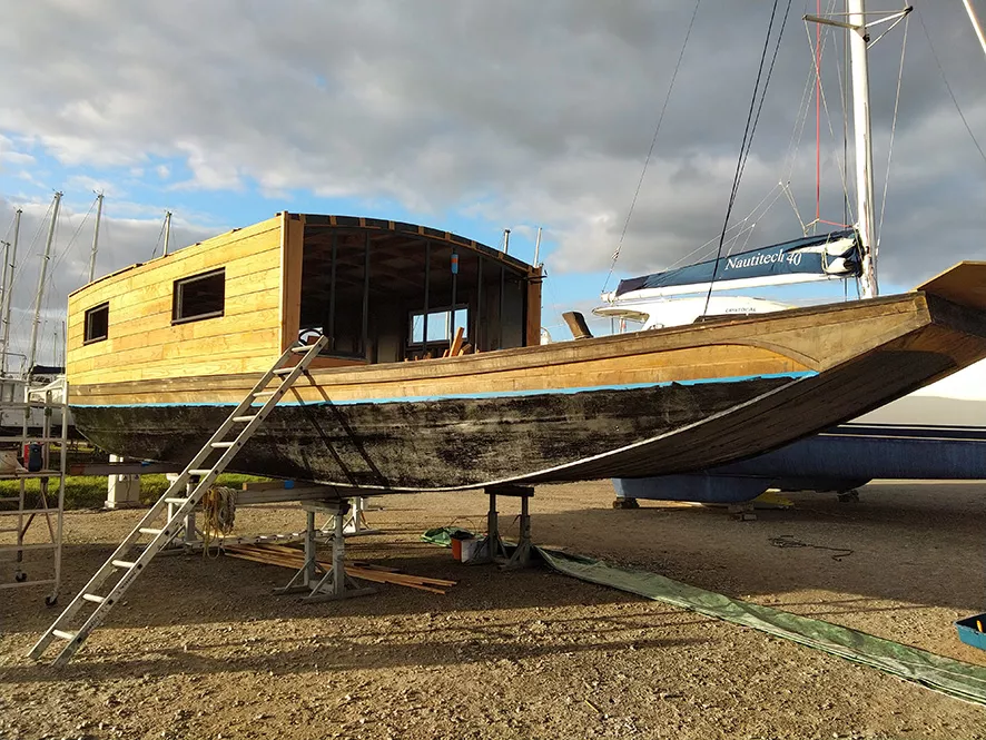 Claire Astigarraga - artiste plasticienne, sérigraphe, dessinatrice et navigatrice.