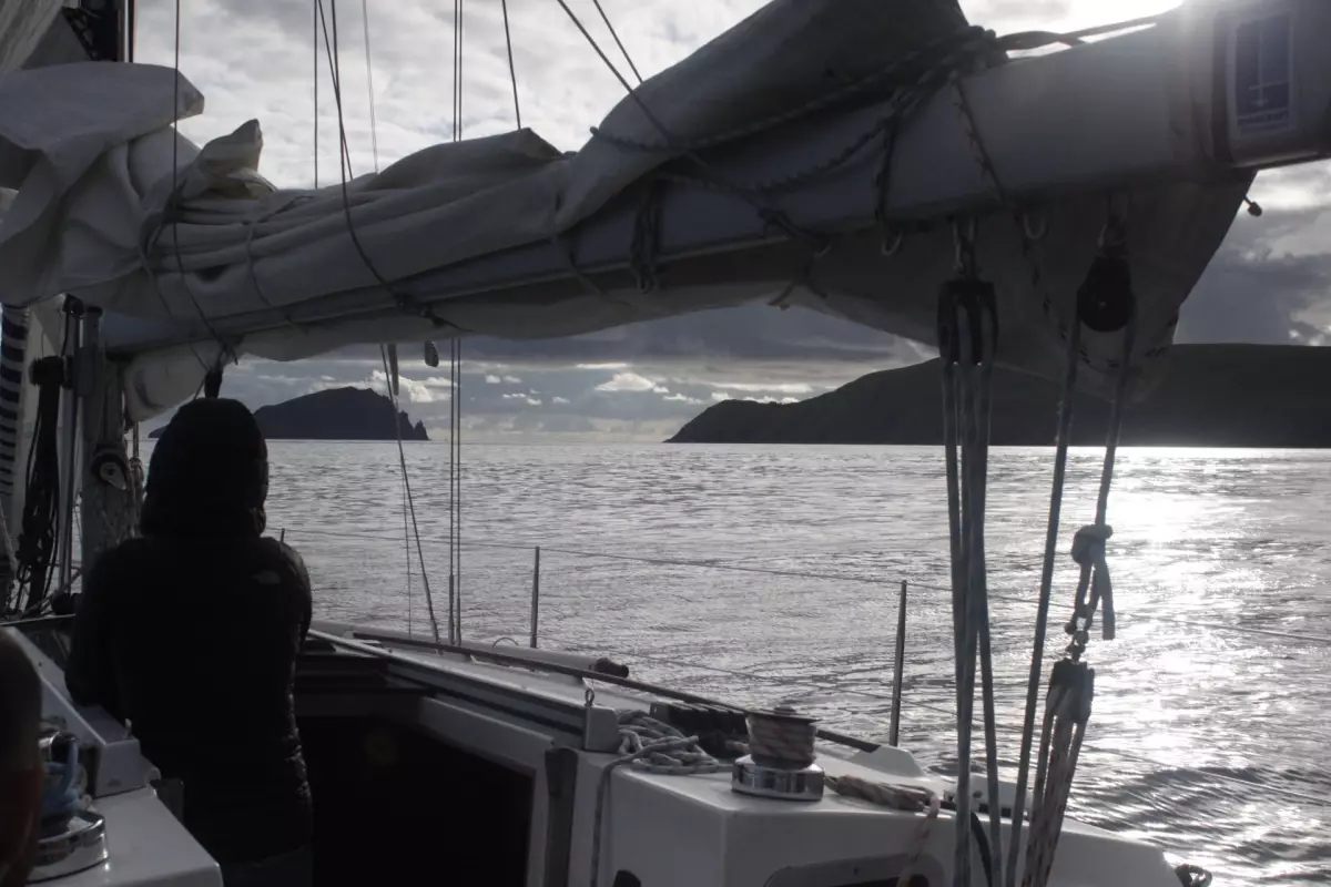 Claire Astigarraga - artiste plasticienne, sérigraphe, dessinatrice et navigatrice.