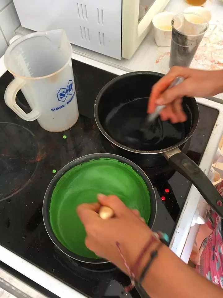 Claire Astigarraga - artiste plasticienne, sérigraphe, dessinatrice et navigatrice.