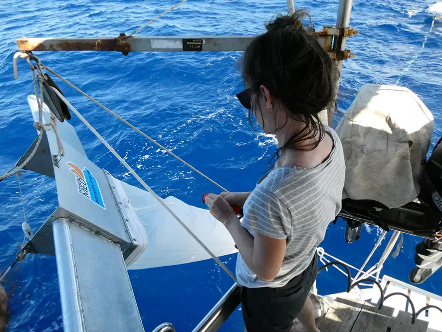 Claire Astigarraga - artiste plasticienne, sérigraphe, dessinatrice et navigatrice.