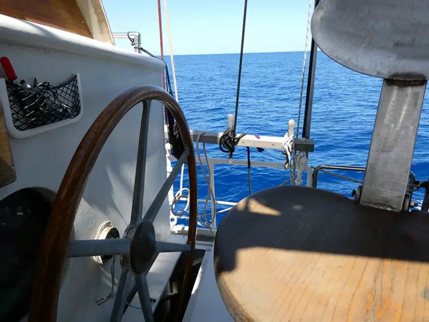 Claire Astigarraga - artiste plasticienne, sérigraphe, dessinatrice et navigatrice.