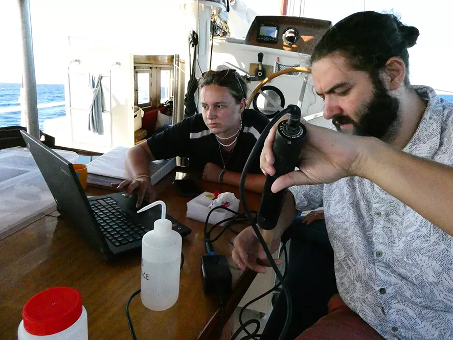 Claire Astigarraga - artiste plasticienne, sérigraphe, dessinatrice et navigatrice.