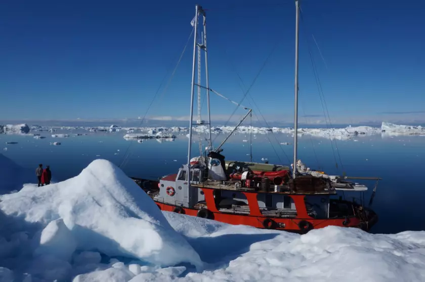 Claire Astigarraga - artiste plasticienne, sérigraphe, dessinatrice et navigatrice.