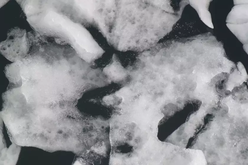 Claire Astigarraga - artiste plasticienne, sérigraphe, dessinatrice et navigatrice.