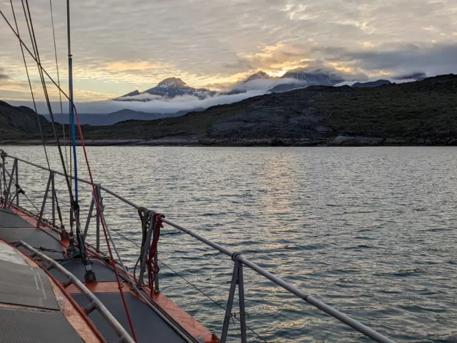 Claire Astigarraga - artiste plasticienne, sérigraphe, dessinatrice et navigatrice.