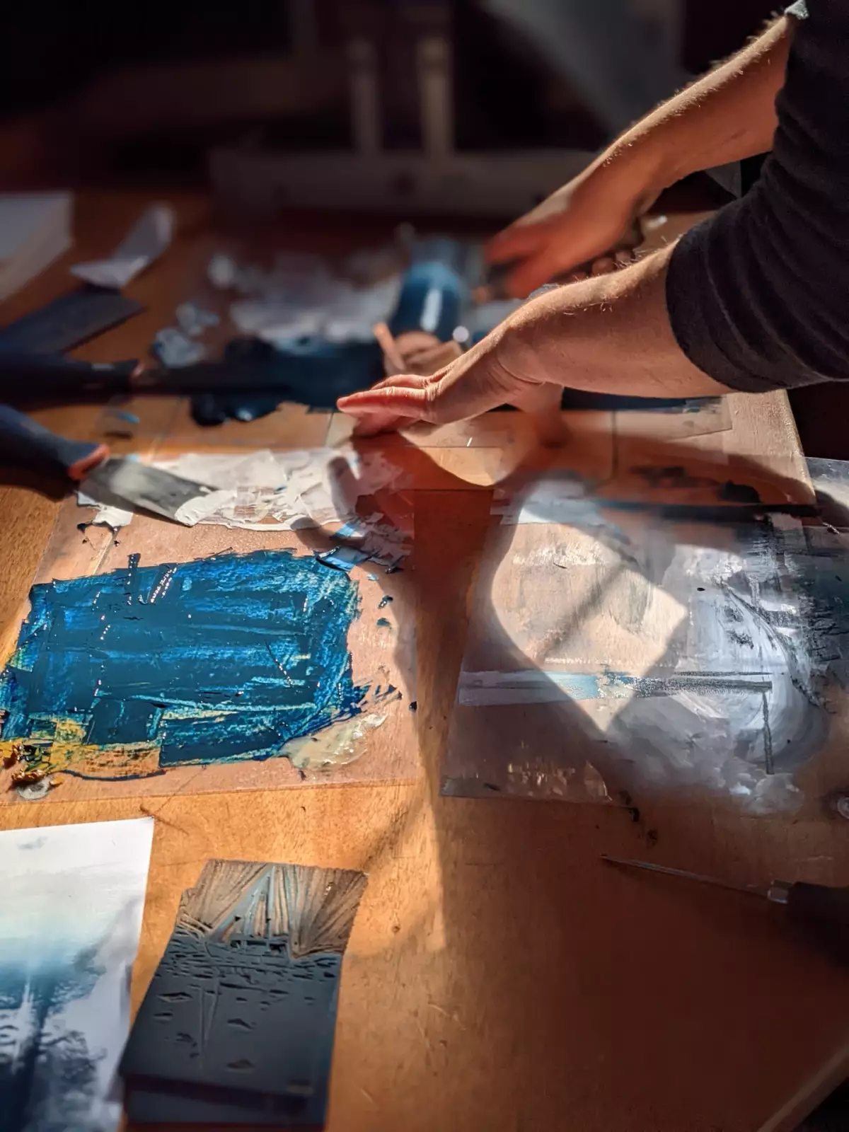 Claire Astigarraga - artiste plasticienne, sérigraphe, dessinatrice et navigatrice.