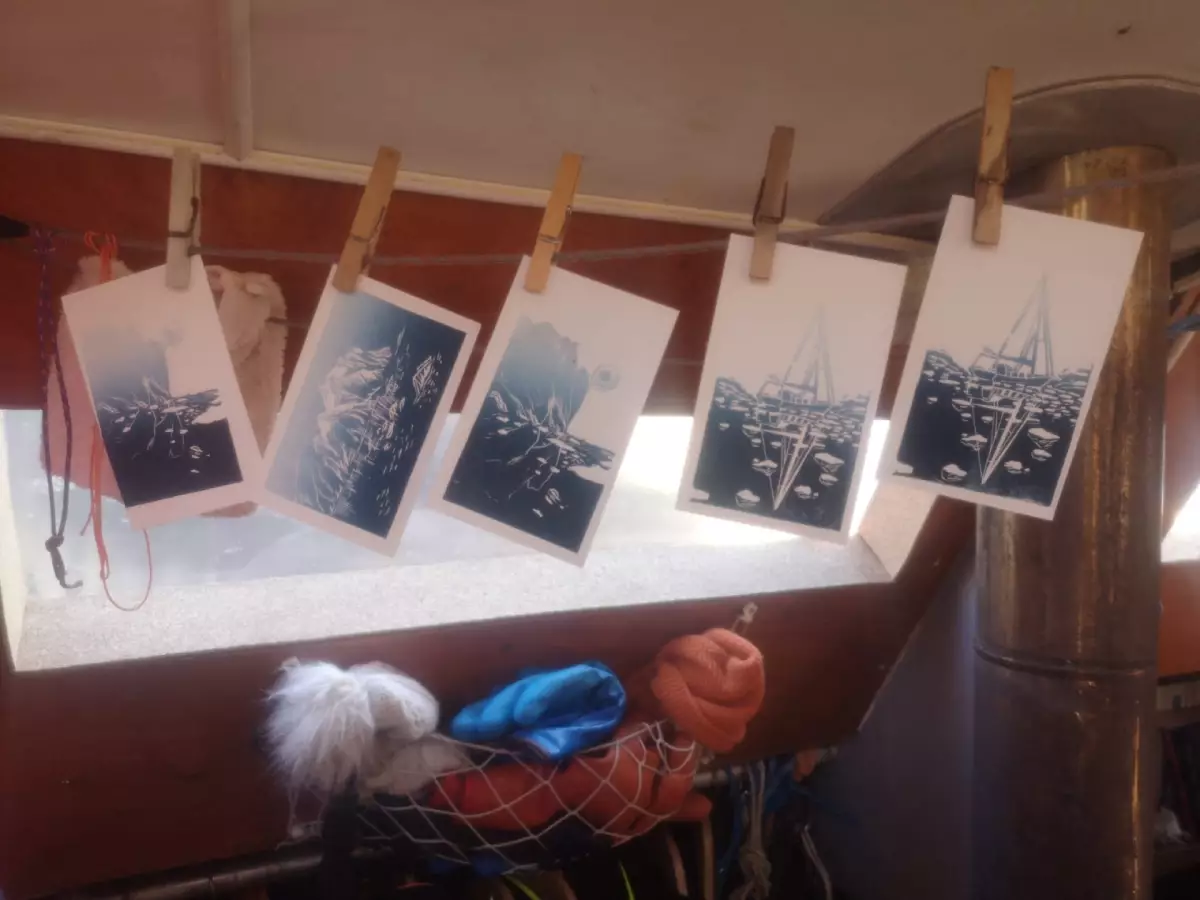 Claire Astigarraga - artiste plasticienne, sérigraphe, dessinatrice et navigatrice.