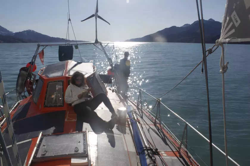 Claire Astigarraga - artiste plasticienne, sérigraphe, dessinatrice et navigatrice.