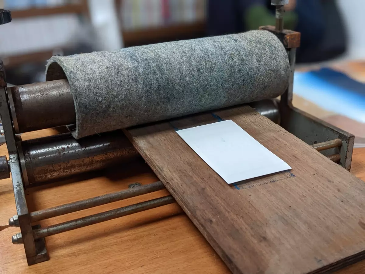 Claire Astigarraga - artiste plasticienne, sérigraphe, dessinatrice et navigatrice.