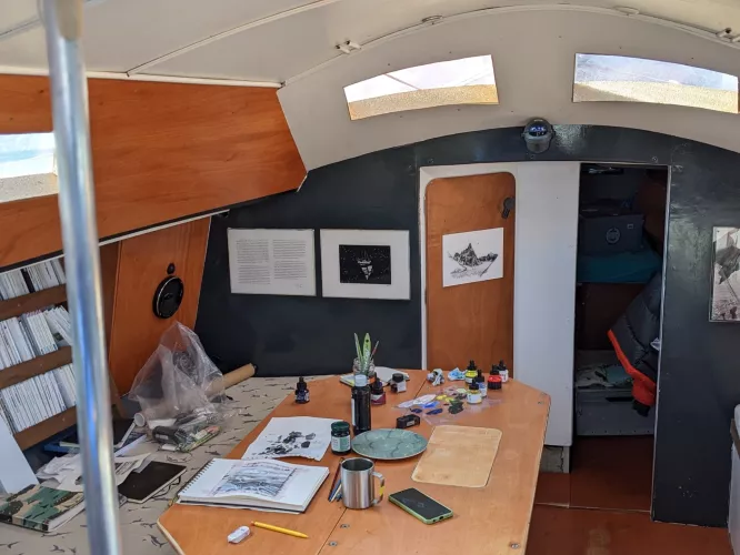 Claire Astigarraga - artiste plasticienne, sérigraphe, dessinatrice et navigatrice.